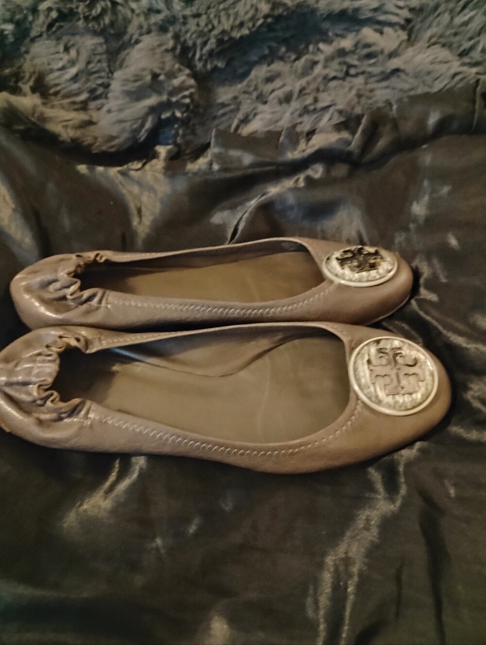 Women's Like New Grayish Beige Tory Burch Ballet Flats With Emblem U.S. Size 9 - Picture 2 of 6